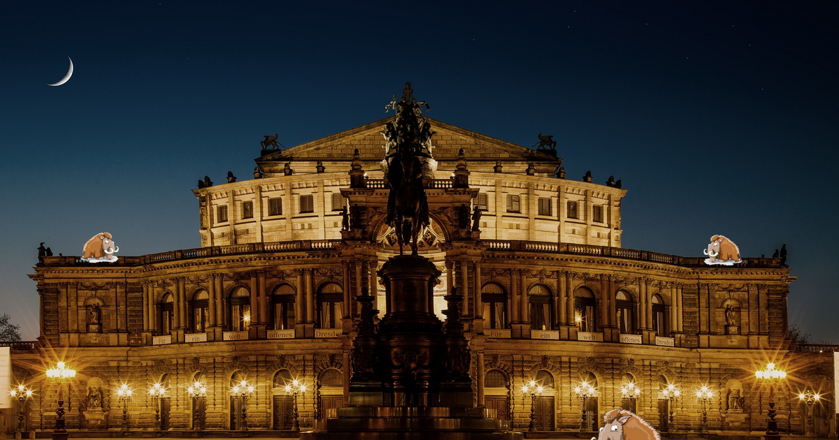 Ein pompöses angeleuchtetes Gebäude bei Nacht, die Semperoper. Auf ihr klettern einige Mastodons. dresden-network