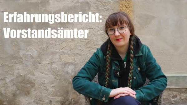Ich sitze auf einem Stühl vor einer Wand; Neben mir die Worte: Erfahrungsbericht: Vorstandsämter Erfahrungsbericht Vorstandsämter Stephanie Henkel