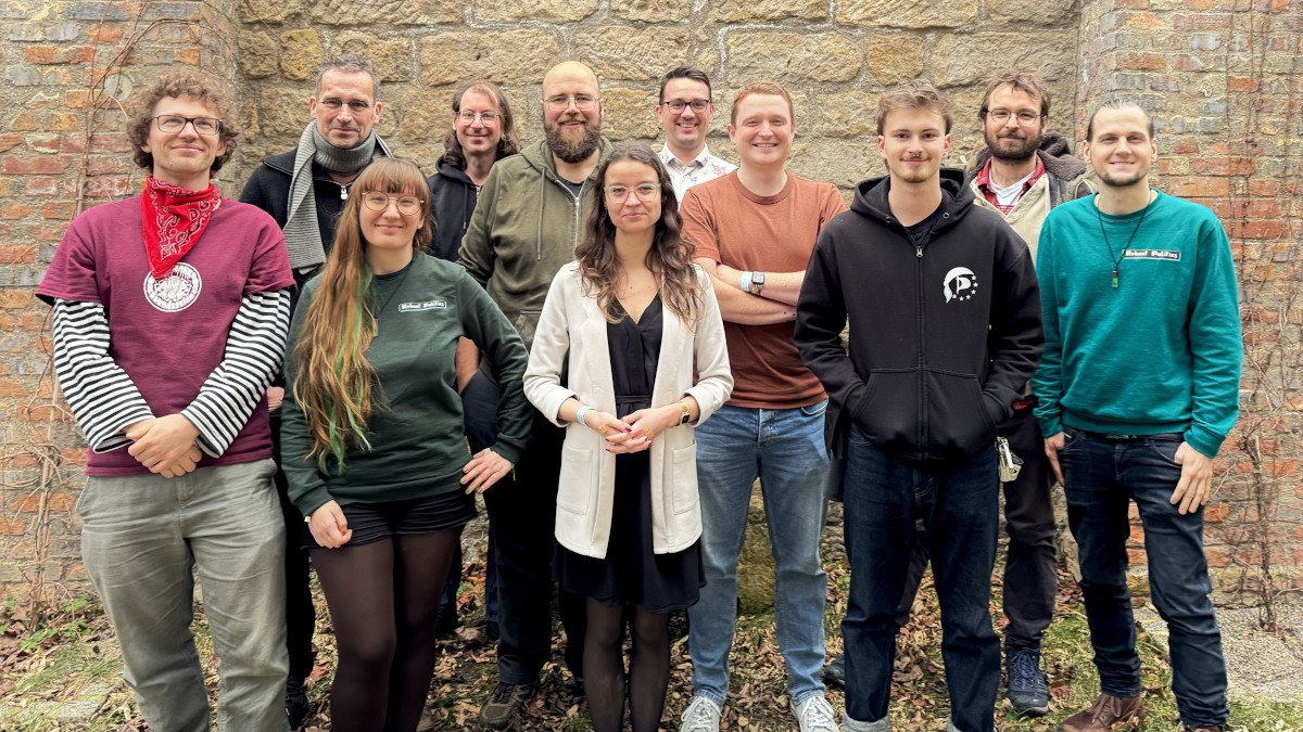 Spitzenkandidierende der Piraten für die Stadtratswahl, von links nach rechts: Bruno Heitsch (28) - WK 4 Dr. Martin Schulte-Wissermann (53) - WK 2 Stephanie Henkel (31) - WK 10 Daniel Quitt (36) - WK 6 Steve König (34) - WK 5 Anne Herpertz (25) - WK 3 Manuel Wolf (33) - WK 1 Kilian Költzsch (31) - WK 8 Tigo Stolzenberger (20) - WK 9 Rafael te Boekhorst (34) - WK 7 Florian Karow (33) - WK 11 Gruppenbild_Spitzenkandidierende_PIRATEN_1200