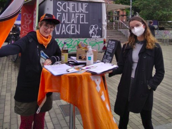 Anne und ich stehen an einem Infotisch, der mit Piraten-Infomaterialien bestückt ist Unterstützungsunterschriften Stephanie Henkel Anne Herpertz 2021 Piraten